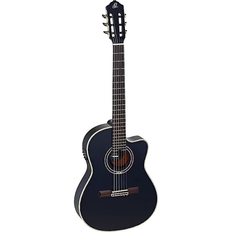 Guitarra de cuerdas de nailon de cuerpo fino A/E Performer Series de Ortega Guitars en negro brillante con funda de transporte
